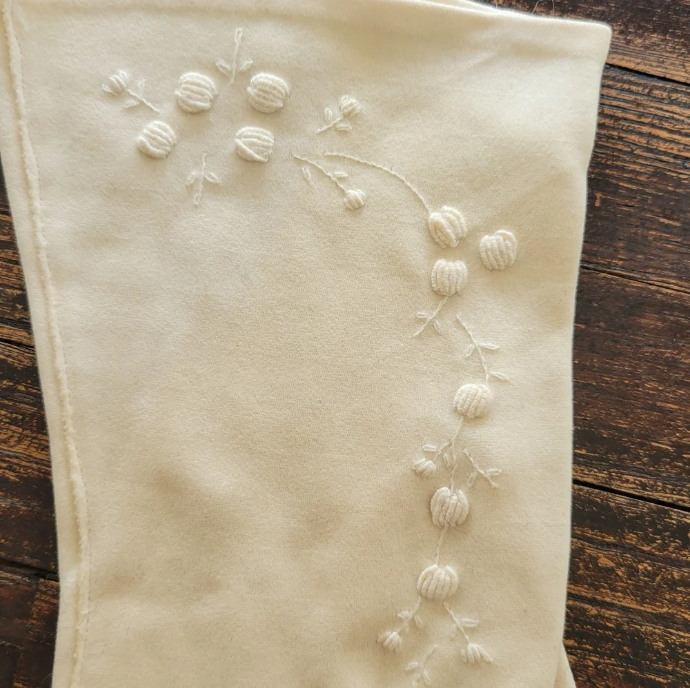 vintage 1940s cream embroidered gloves